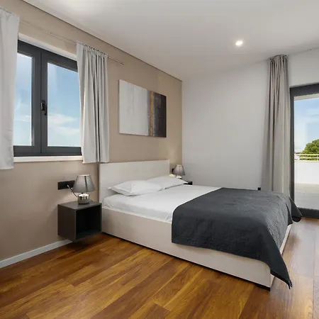 Vila Anni For 10 People In With Heated Pool, Sea View & Kids And Playground