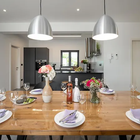 Βίλα Anni For 10 People In With Heated Pool, Sea View & Kids And Playground *