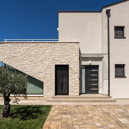 Βίλα Anni For 10 People In With Heated Pool, Sea View & Kids And Playground Πόρετς