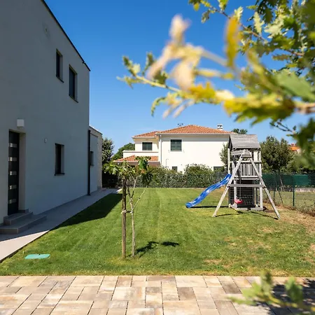 Anni For 10 People In With Heated Pool, Sea View & Kids And Playground