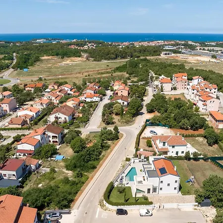 Anni For 10 People In With Heated Pool, Sea View & Kids And Playground