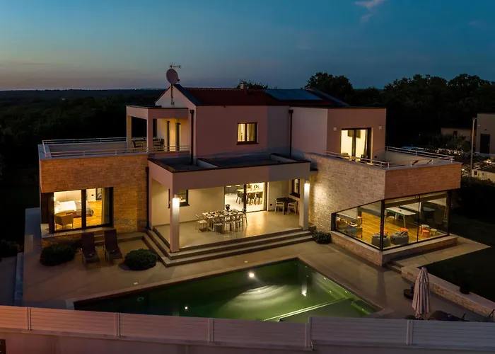 Вилла Anni For 10 People In With Heated Pool, Sea View & Kids And Playground Пореч