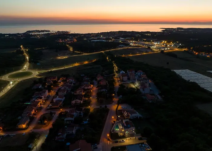 Anni For 10 People In With Heated Pool, Sea View & Kids And Playground Пореч