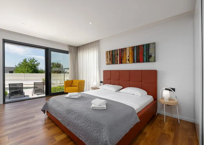 Вилла Anni For 10 People In With Heated Pool, Sea View & Kids And Playground Пореч