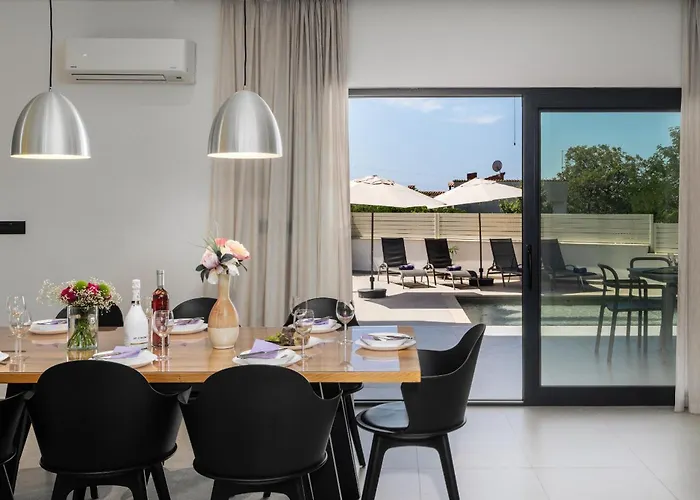 Anni For 10 People In With Heated Pool, Sea View & Kids And Playground Пореч