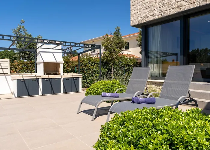 Anni For 10 People In With Heated Pool, Sea View & Kids And Playground Пореч