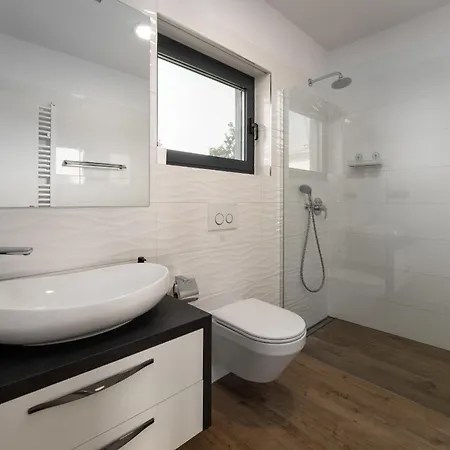 Anni For 10 People In With Heated Pool, Sea View & Kids And Playground 别墅 波雷奇